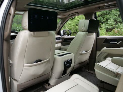 Used 2025 GMC Yukon Denali w/ Denali Reserve Package RWD image 34