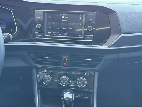 Used 2023 Volkswagen Jetta SE FWD image 11