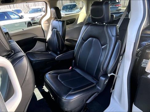 Used 2024 Chrysler Pacifica Touring-L image 20
