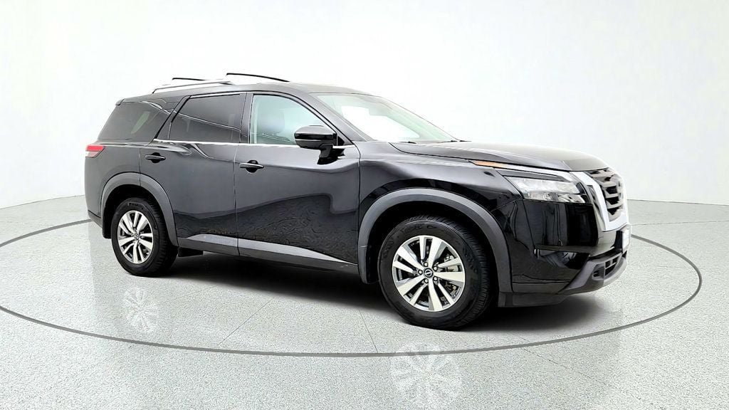 Used 2025 Nissan Pathfinder SL AWD/4WD image 3