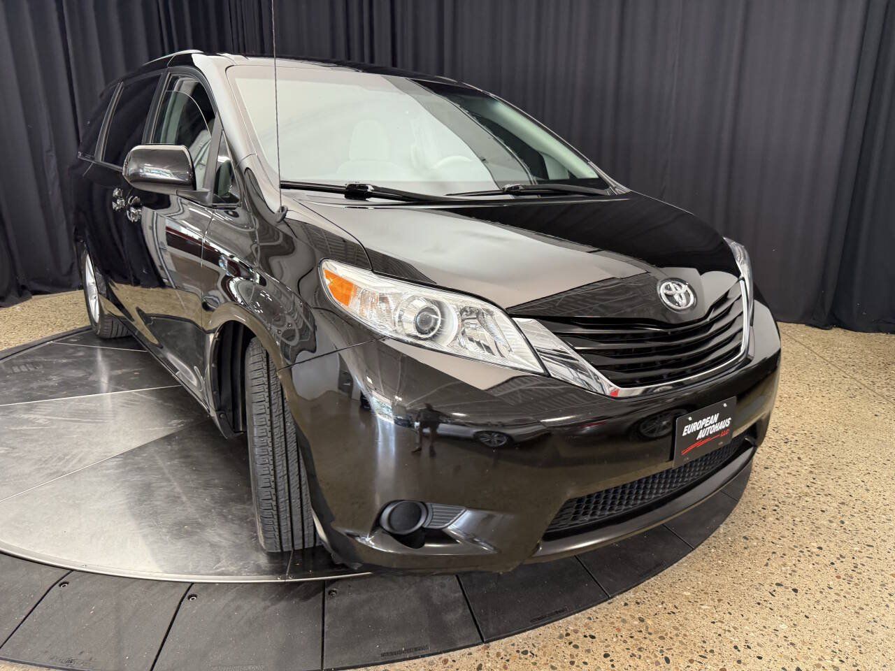 Used 2011 Toyota Sienna LE w/ Towing Pkg FWD image 13
