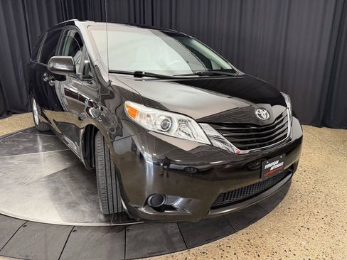 Used 2011 Toyota Sienna LE w/ Towing Pkg FWD image 13