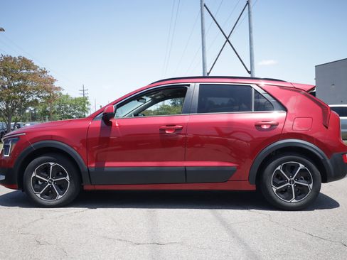 Used 2023 Kia Niro LX FWD image 2