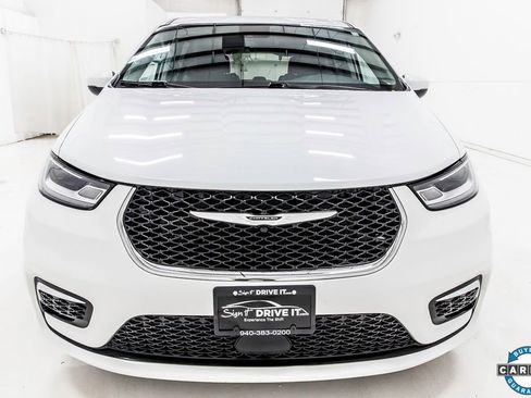 Used 2023 Chrysler Pacifica Touring-L image 10