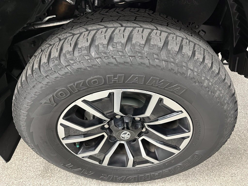 Used 2020 Toyota Tacoma TRD Sport w/ TRD Premium Sport Package AWD/4WD image 18