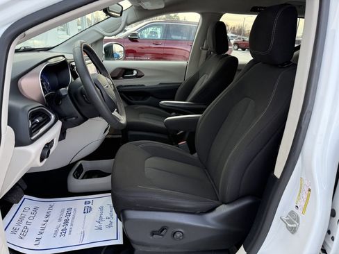 Used 2023 Chrysler Voyager LX image 11