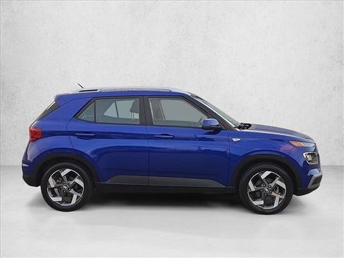Used 2023 Hyundai Venue SEL FWD image 4