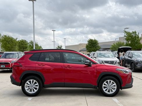 Used 2025 Toyota Corolla Cross LE image 5