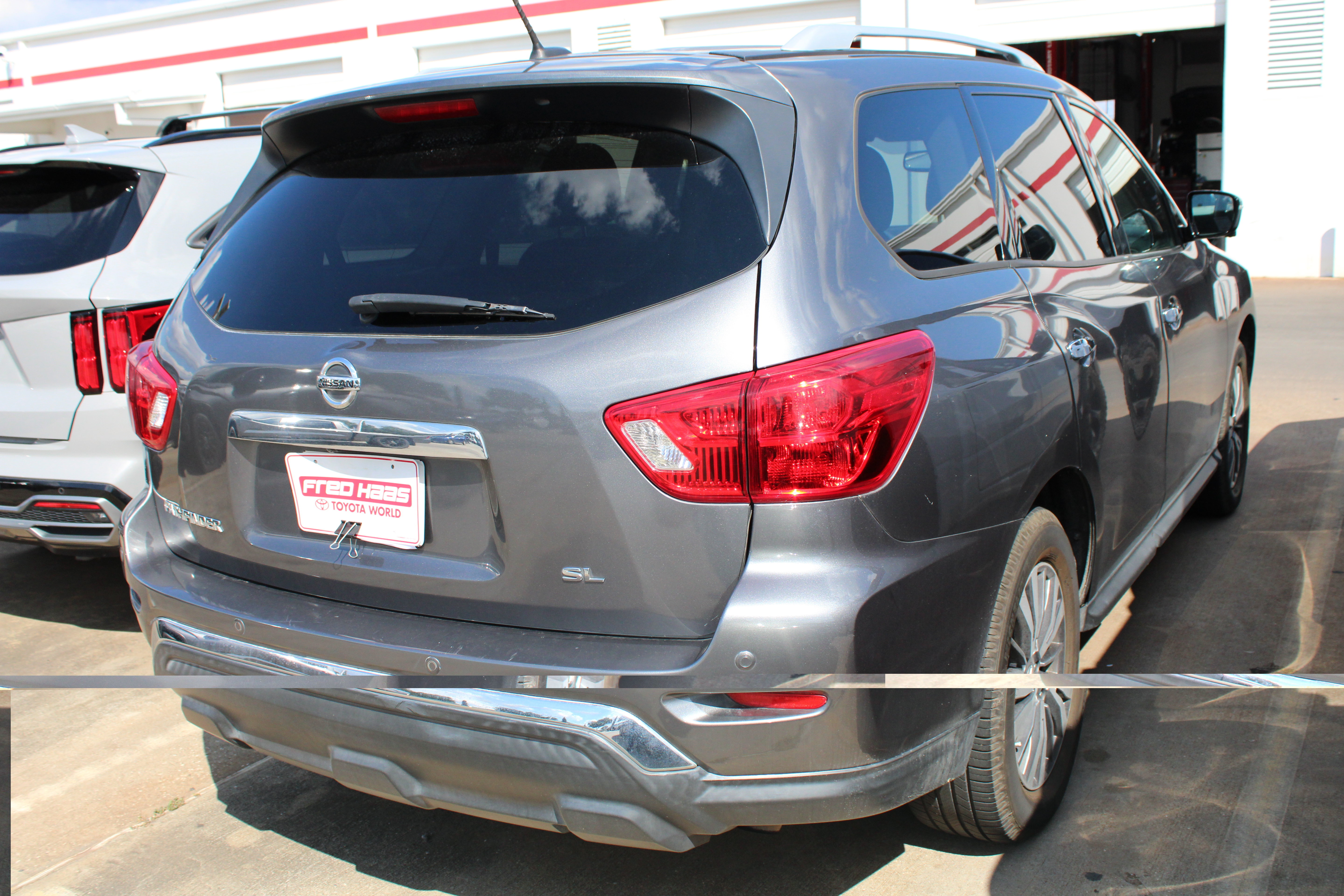 Used 2017 Nissan Pathfinder SL FWD image 11