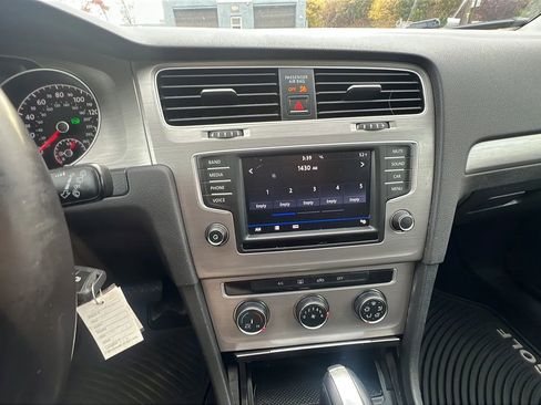 Used 2017 Volkswagen Golf S image 17