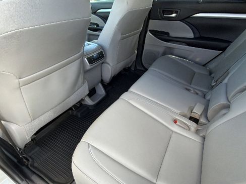 Used 2019 Toyota Highlander XLE AWD/4WD image 24