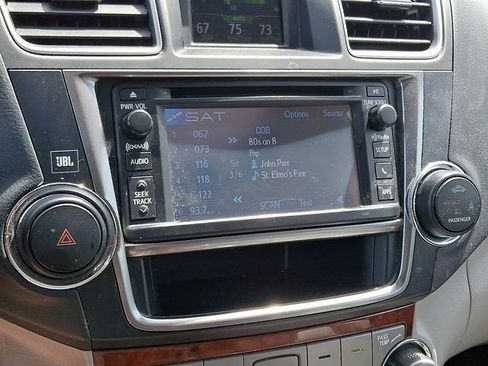 Used 2013 Toyota Highlander Limited AWD/4WD image 19