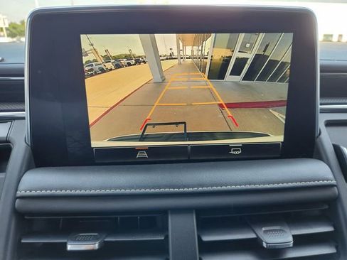 Used 2023 GMC Yukon XL SLT AWD/4WD image 16