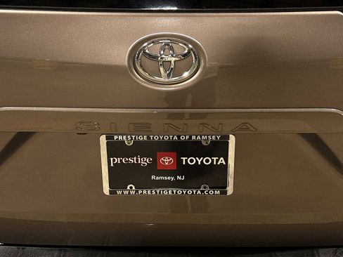 Used 2018 Toyota Sienna XLE w/ XLE Navigation Package image 27