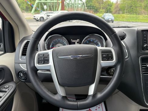Used 2015 Chrysler Town & Country Touring FWD image 16