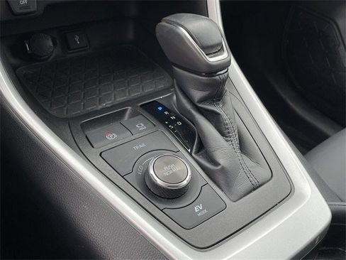 Used 2021 Toyota RAV4 XLE Premium image 21