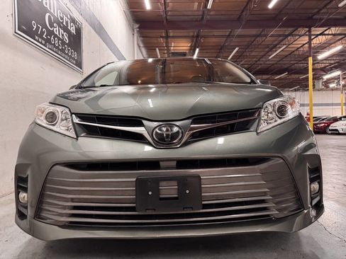 Used 2020 Toyota Sienna XLE 8 Passenger 4dr Mini Van image 4