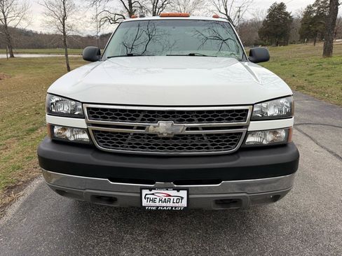 Used 2005 Chevrolet Silverado 2500 LS w/ Heavy-Duty Power Package image 2