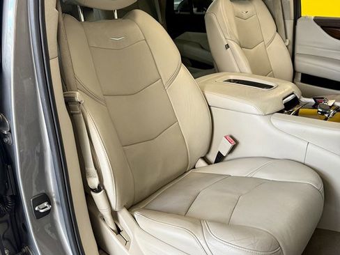 Used 2017 Cadillac Escalade Luxury image 16