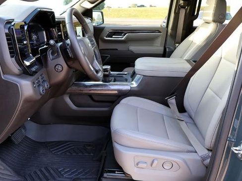 Used 2025 Chevrolet Silverado 1500 LTZ AWD/4WD image 21