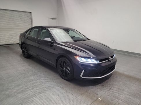 Used 2025 Volkswagen Jetta SE w/ Sunroof Package FWD image 13
