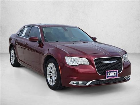 Used 2018 Chrysler 300 Touring L image 3