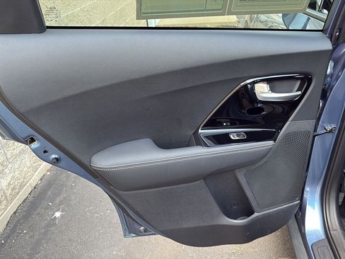 Used 2020 Kia Niro EX FWD image 28