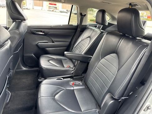 Used 2023 Toyota Highlander XLE image 18