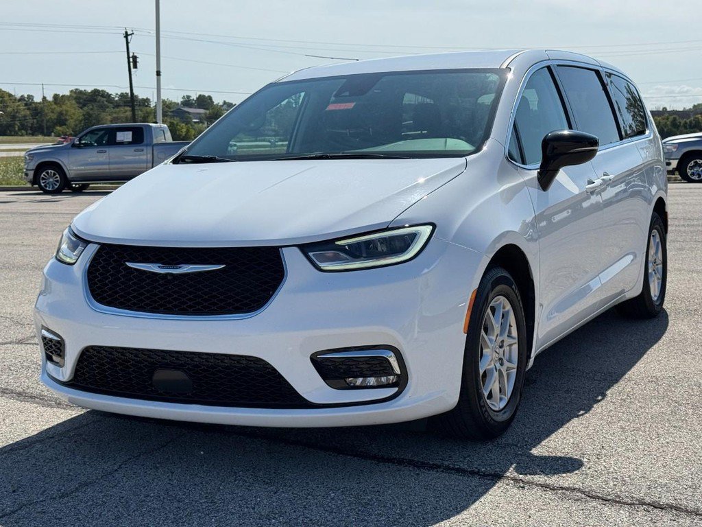 Used 2024 Chrysler Pacifica Touring-L FWD image 11