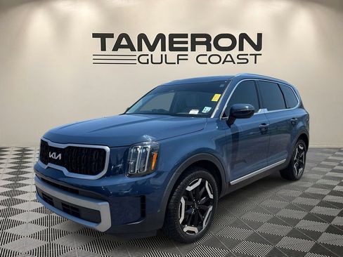 Used 2023 Kia Telluride EX w/ EX Captain's Chair Package FWD image 3