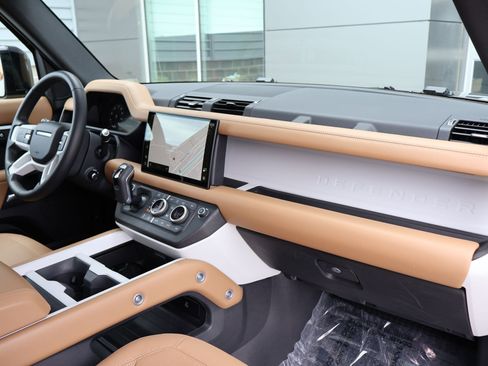 Used 2025 Land Rover Defender 130 X-Dynamic SE image 32