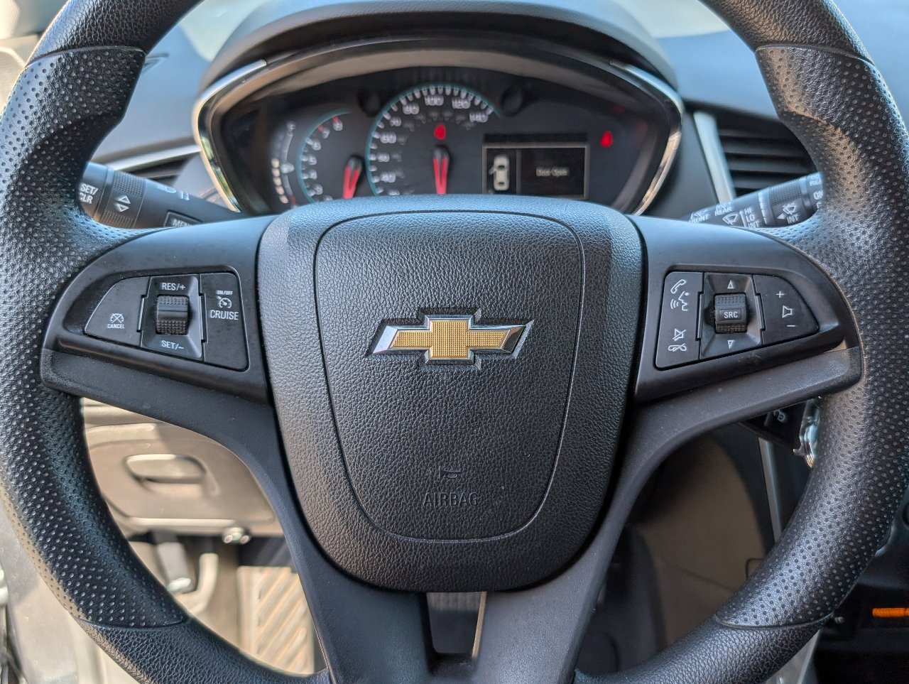 Used 2018 Chevrolet Trax LT w/ LPO, Cargo Package FWD image 18