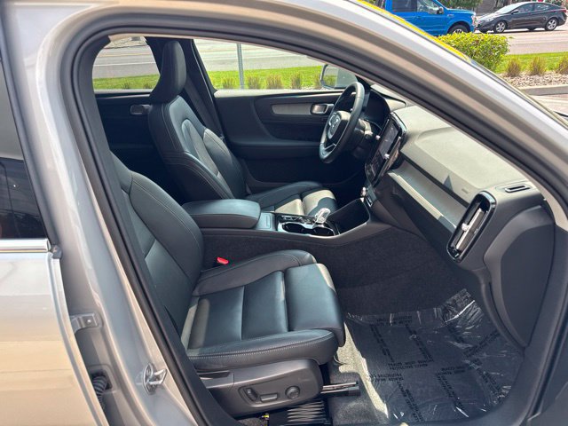 Certified 2025 Volvo XC40 B5 Plus AWD/4WD image 15