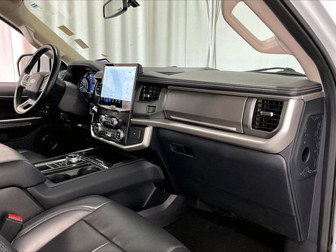Used 2024 Ford Expedition XLT image 28