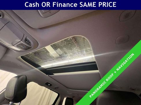 Used 2023 Chrysler Pacifica Limited w/ Uconnect Theater Family Group FWD image 3