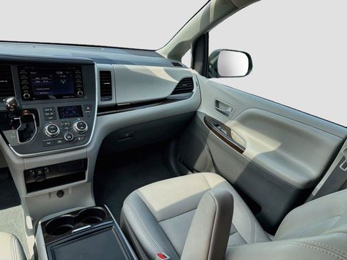 Used 2020 Toyota Sienna XLE AWD/4WD image 23
