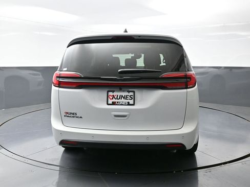 New 2026 Chrysler Pacifica Select image 8