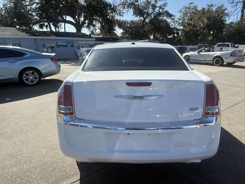 Used 2014 Chrysler 300 image 9