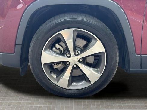 Used 2019 Jeep Cherokee Limited FWD image 29