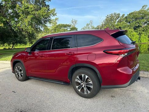 Used 2022 Toyota Highlander XLE FWD image 4