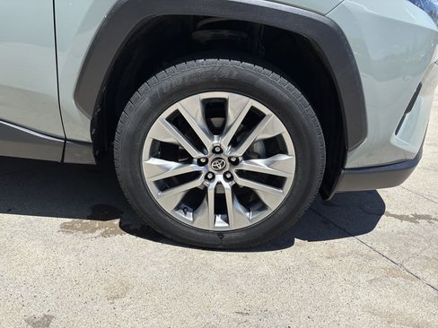 Used 2022 Toyota RAV4 XLE Premium AWD/4WD image 32