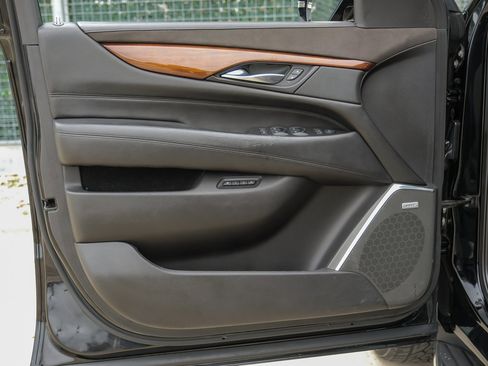 Used 2017 Cadillac Escalade ESV Luxury image 45