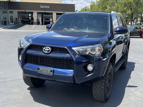Used 2018 Toyota 4Runner SR5 AWD/4WD image 2