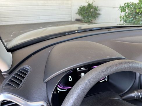 Used 2025 Kia Soul LX w/ LX Technology Package FWD image 32