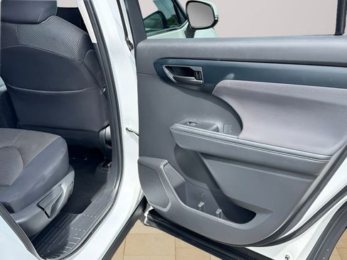 Used 2024 Toyota Highlander LE image 27