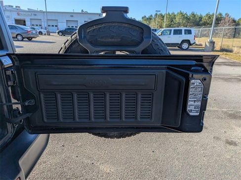 Used 2018 Jeep Wrangler Unlimited Sahara w/ Cold Weather Group image 32