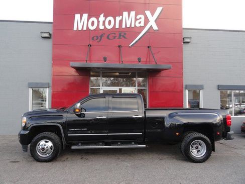 Used 2019 GMC Sierra 3500 Denali w/ Duramax Plus Package image 2