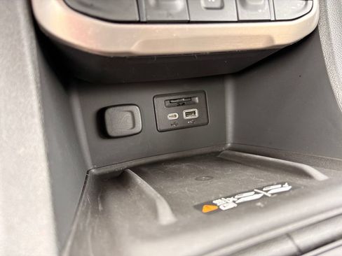 Used 2021 GMC Acadia Denali w/ Denali Technology Package FWD image 18