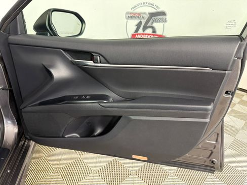 Used 2019 Toyota Camry SE image 14