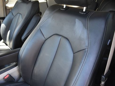 Used 2024 Chrysler Pacifica Touring-L FWD image 11